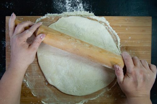 阅读更多关于这篇文章你应该滚或拉伸披萨面团?优点和缺点了
