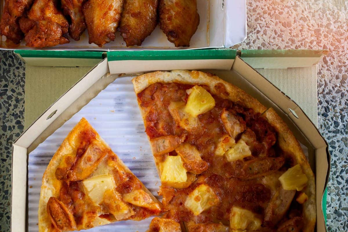 一盒美味的意大利辣香肠披萨”width=