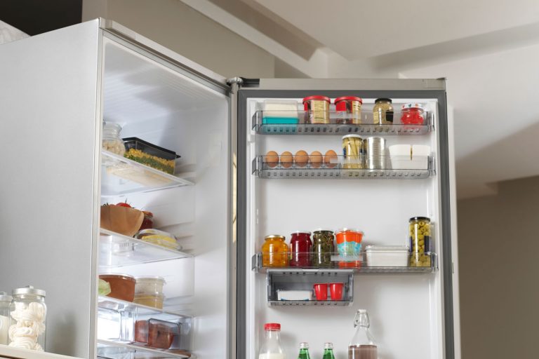 包含大量的食品和其他必需品的冰箱,冰箱可以降温的房间吗?
