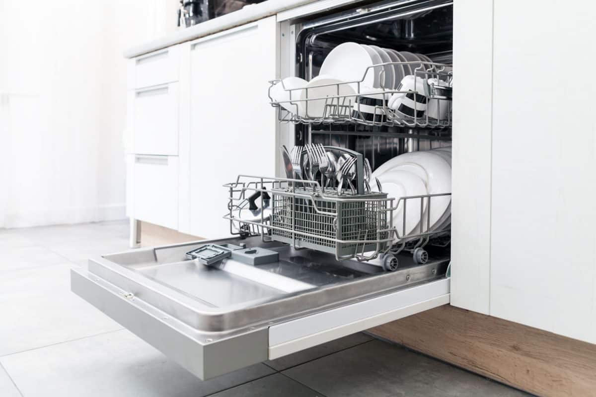 现代厨房里的开放式洗碗机bd手机下载