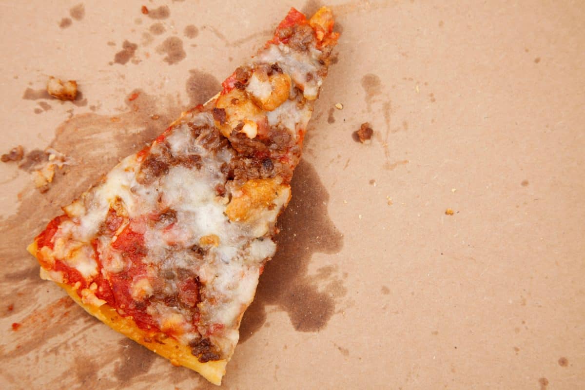 由于配料和油脂融化，披萨变坏了”width=