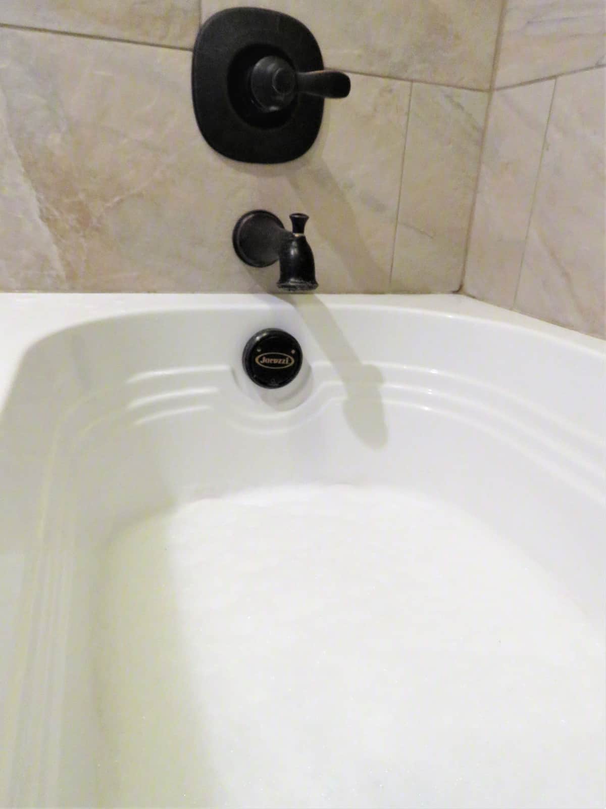 浴缸用白色肥皂泡沫