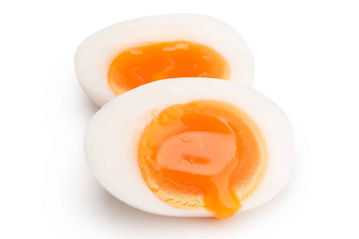 煮鸡蛋切成两块孤立在白色背景