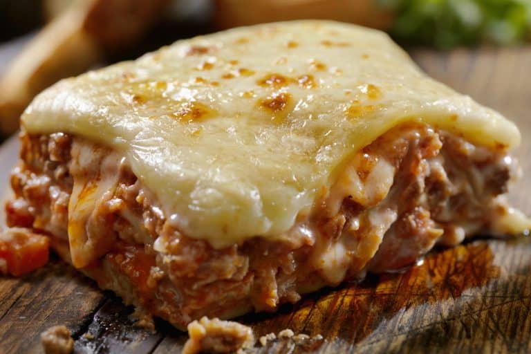 干酪、牛肉和牛肉烤宽面条和调味酱酱和意大利乳清干酪- 13类型的烤宽面条