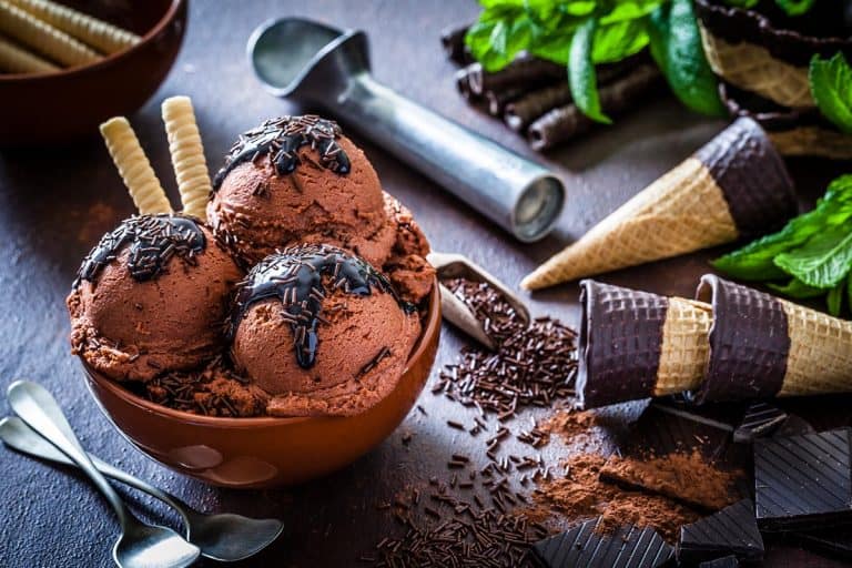 一杯巧克力冰淇淋在玻璃、冰箱燔冰淇淋——你还能使用它吗?