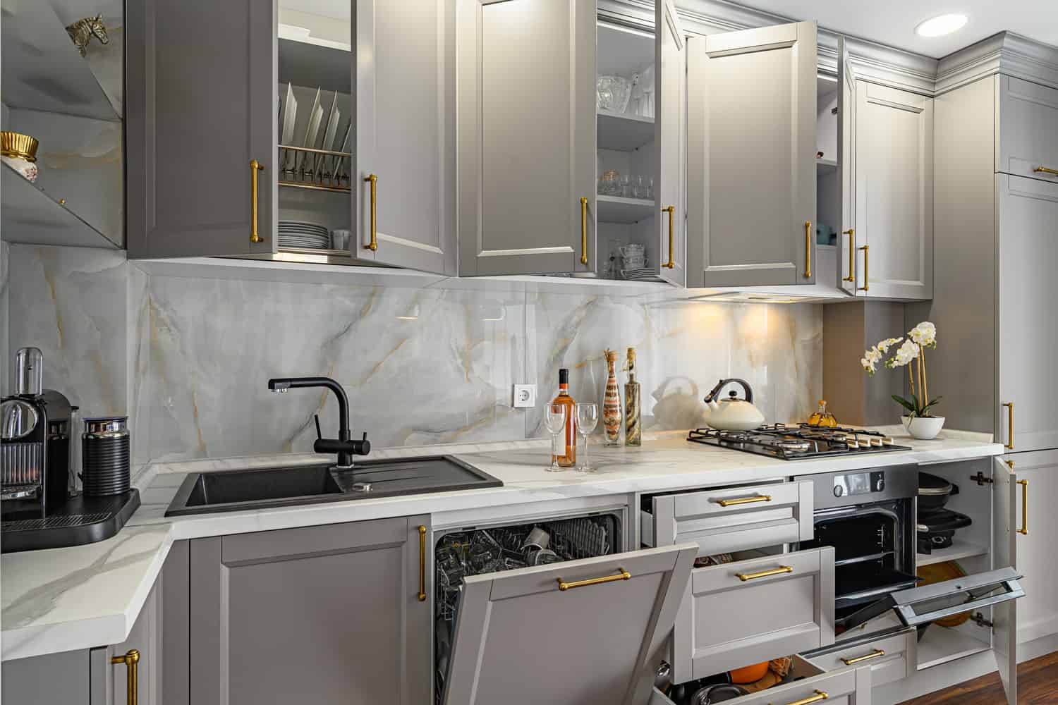 特写细节的灰色和白色的当代经典厨房设计在现代风格，所有的家具门和抽屉是开放的bd手机下载