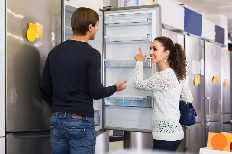 家庭夫妇选择新冰箱在超市,你可以买一个冰箱没有冰箱吗?