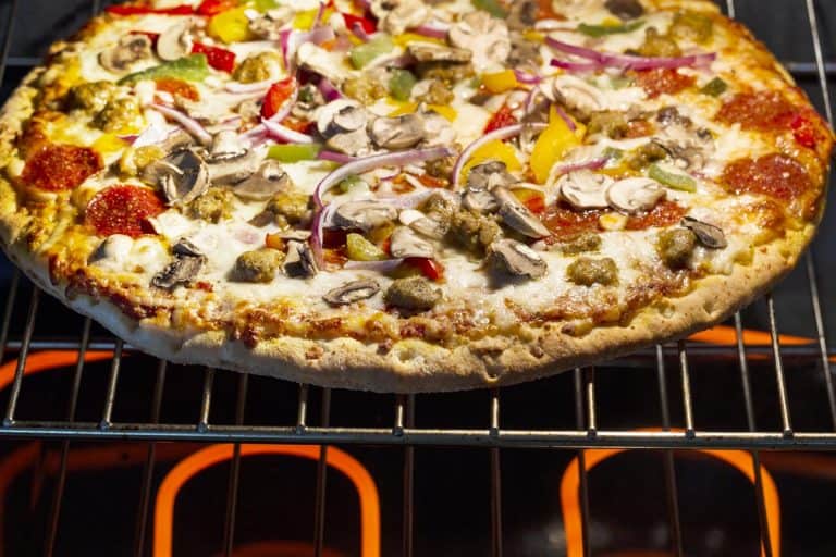 新鲜披萨烤在电炉与燃烧器的热炉架下面,你能把比萨饼放在烤箱架吗?