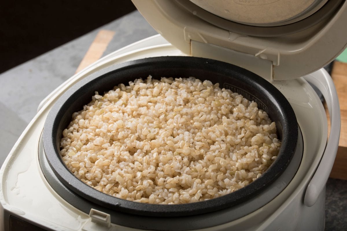 在电饭煲里新鲜煮好的健康糙米