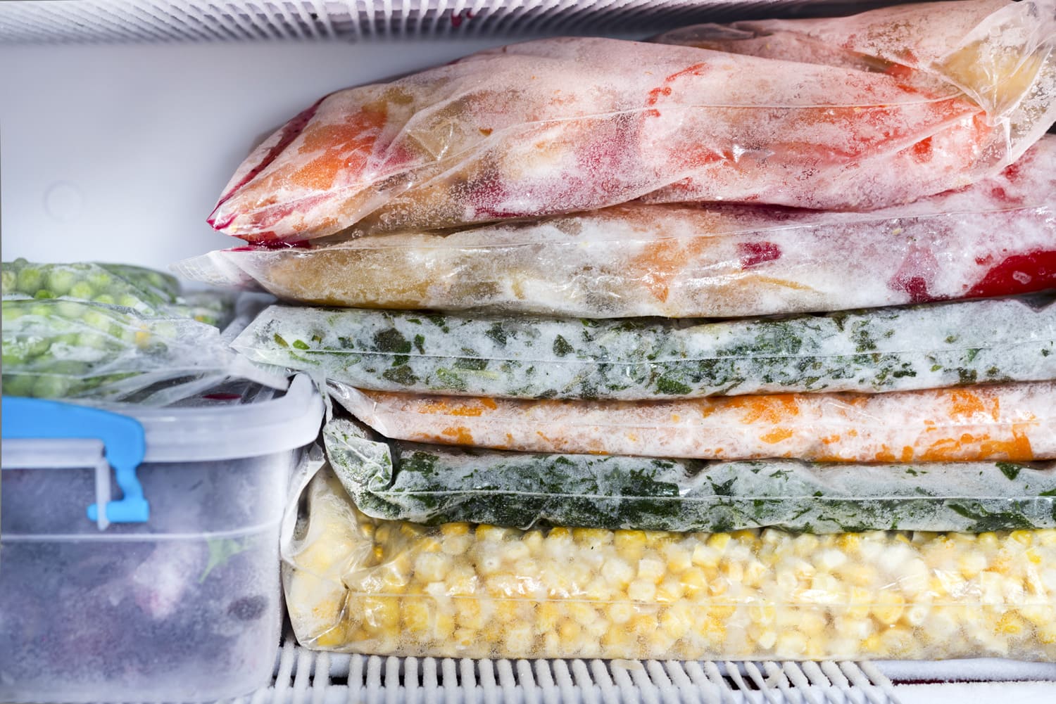 冷冻浆果和蔬菜袋装在冰箱里