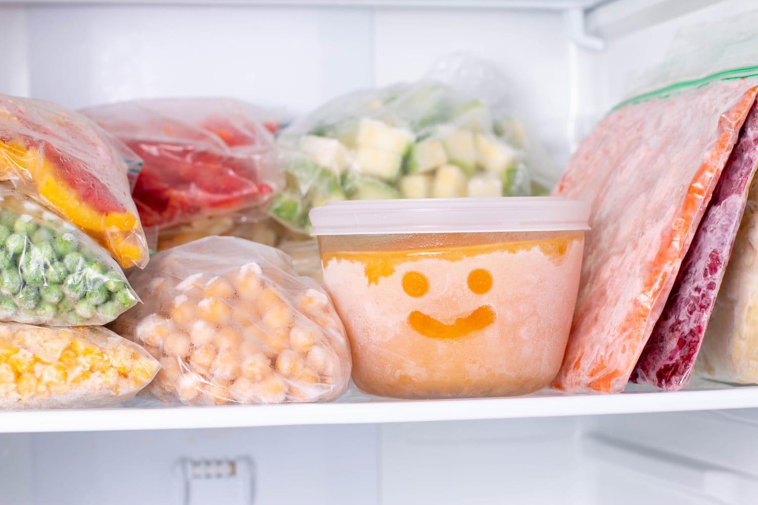 冰箱里的冷冻食品。冷冻蔬菜，汤，速食在冰箱里
