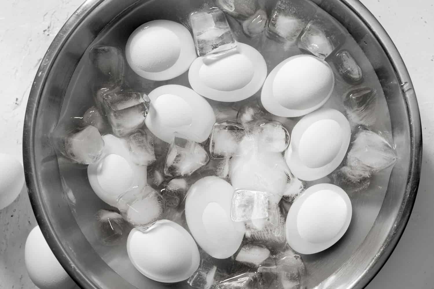 煮熟的鸡蛋在冰浴做饭