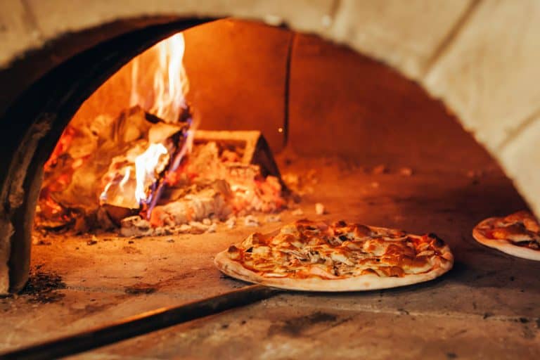 意大利披萨做柴火灶、你应该石油比萨饼石头吗?