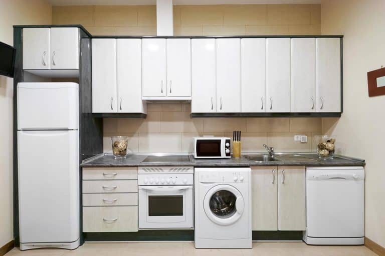 豪华厨房室内电器、橱柜和bd手机下载白色家电什么颜色?(6好主意!)