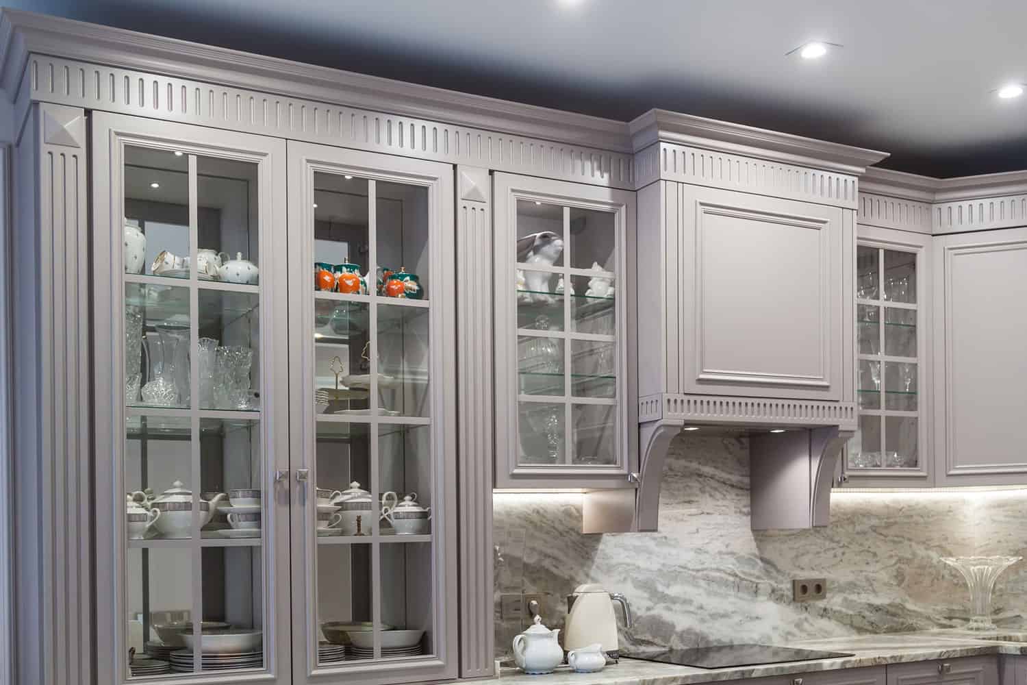 豪华的现代厨房与完整的灰色橱bd手机下载柜