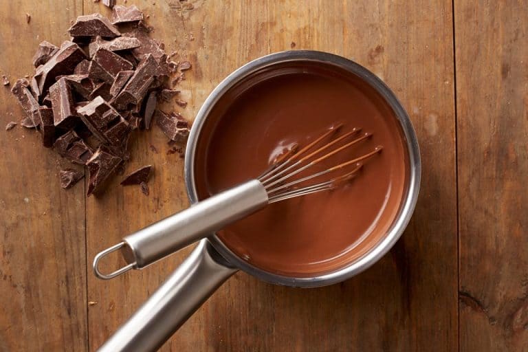 融化的巧克力的顶视图的扫把一锅融化巧克力变质或过期了吗?