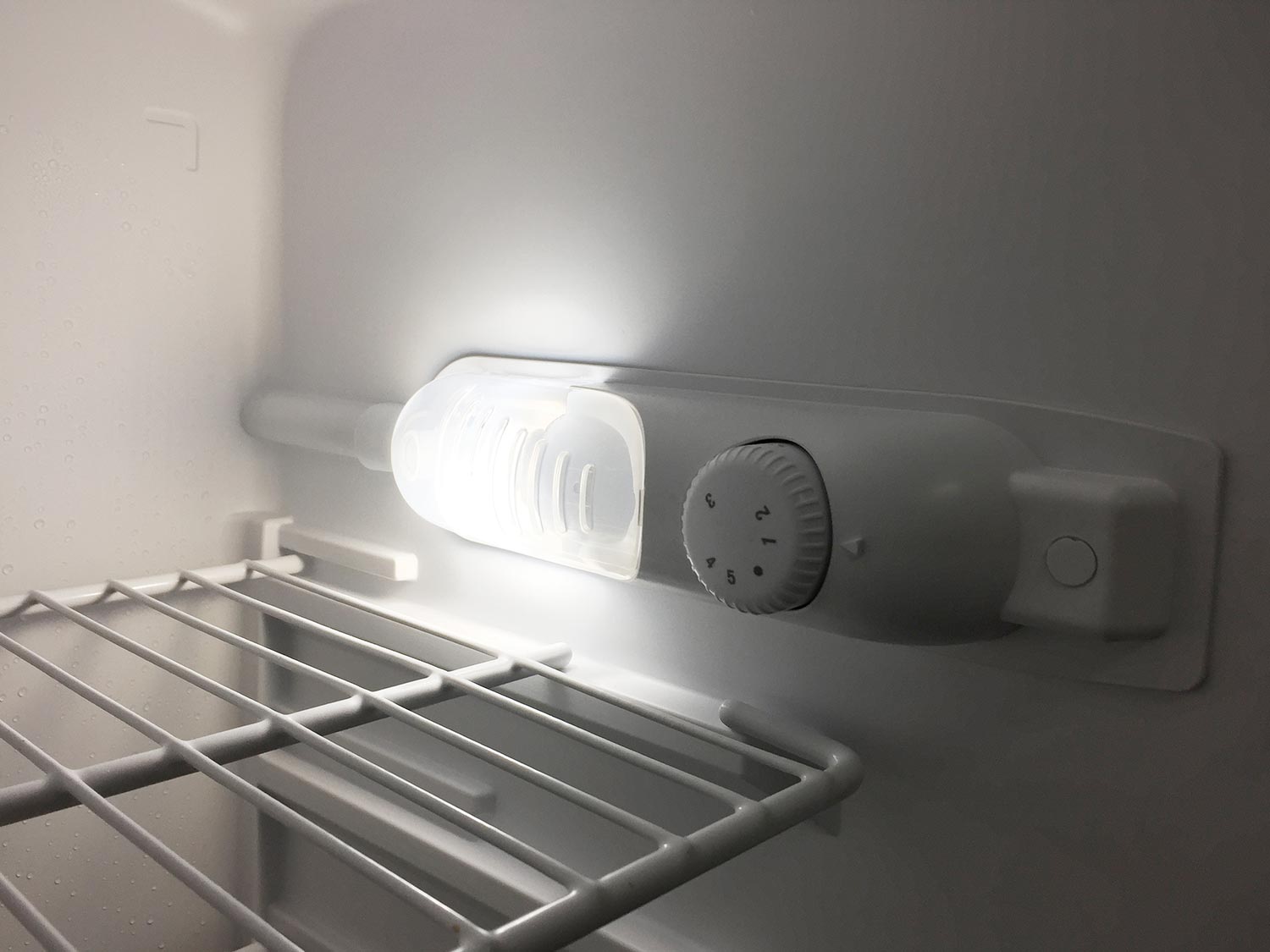 冰箱的架子和灯有控制按钮
