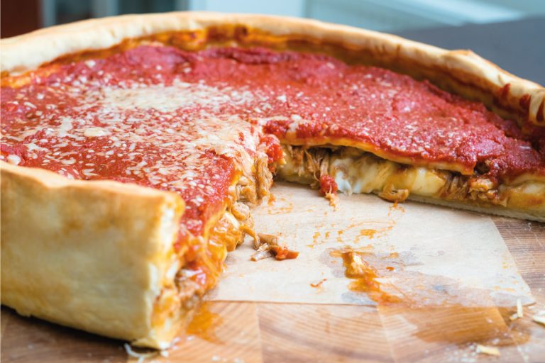 顶视图芝加哥披萨。芝加哥风格深盘意大利奶酪比萨配番茄汁和牛肉。芝加哥深盘披萨有多深
