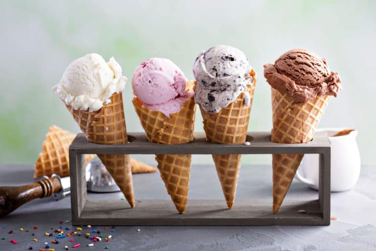 各种冰淇淋勺在锥巧克力,香草和草莓,冰淇淋采取冻结、融化多久?