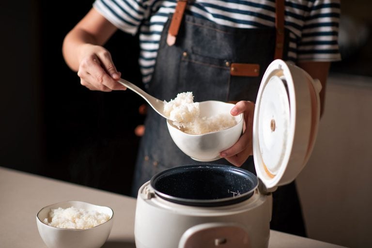 女人把大米从米饭,电饭煲可以用作慢炖锅或克罗克电锅吗?