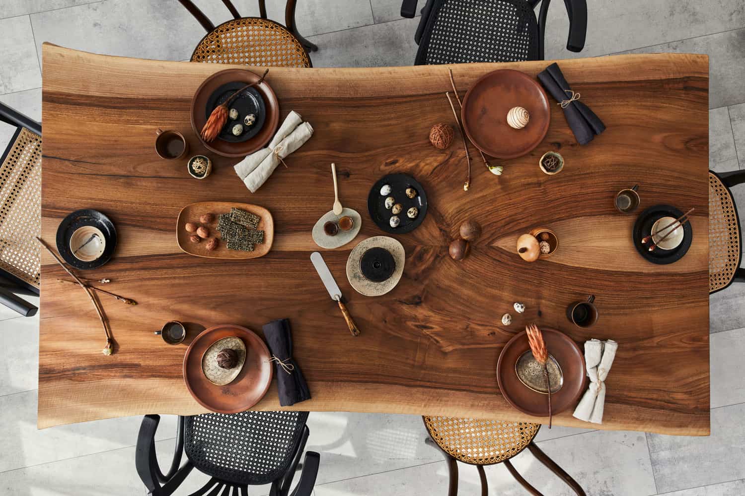 木型餐桌与混合木椅