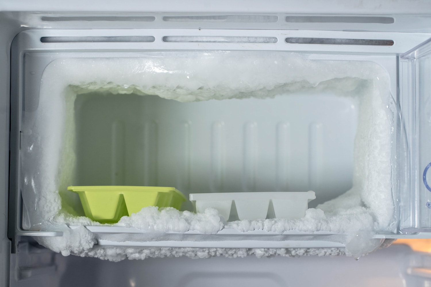 冰箱的空冷冻室-冰在冷冻室墙壁的内部积聚。