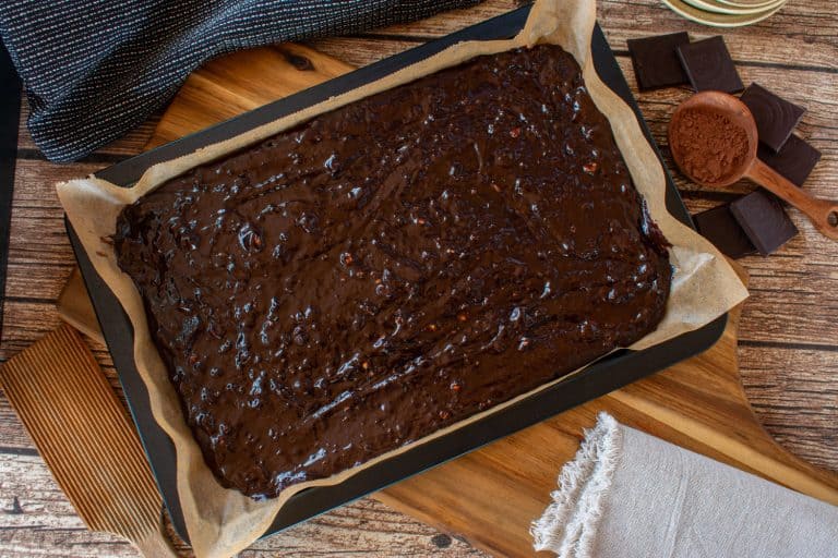 新鲜和自制准备面糊巧克力坚果上烤盘在乡村和木桌上,多少蛋糕混合半蛋糕吗?(和全表!)