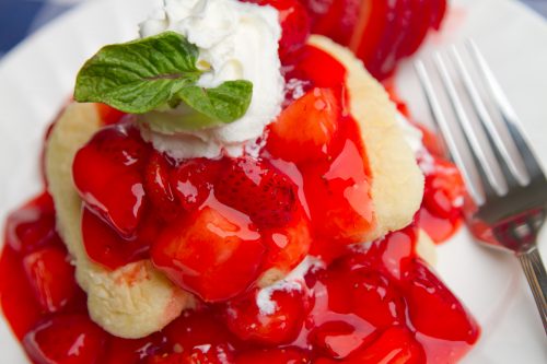 阅读更多关于如何防止草莓在蛋糕上出血的文章
