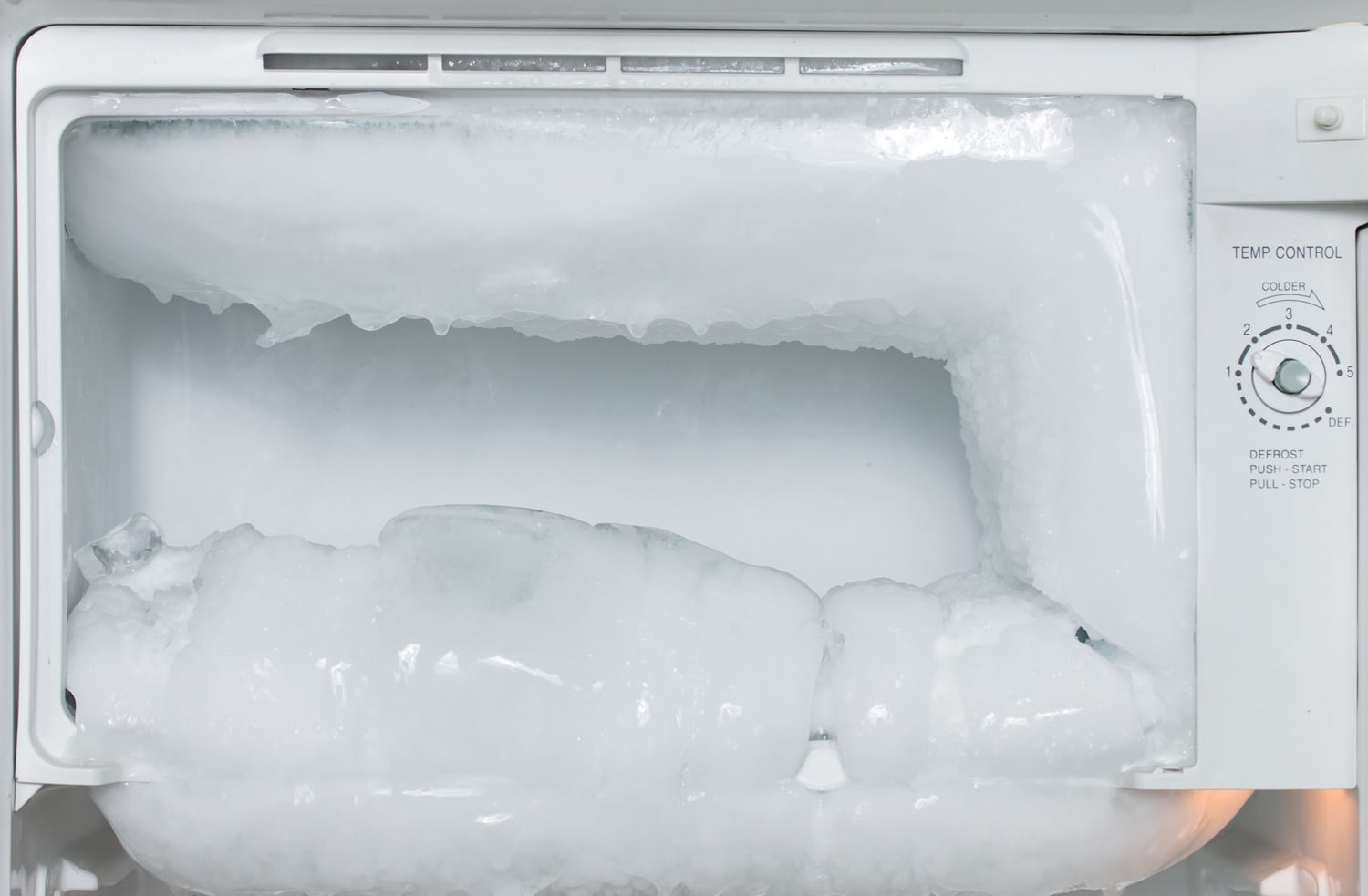 白色冷冻室冰箱打开