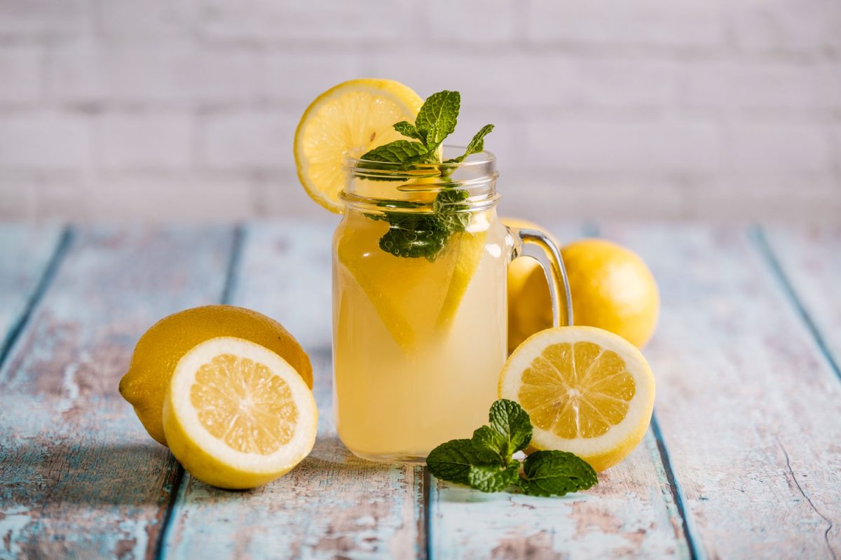 一个盛满柠檬汁的玻璃瓶
