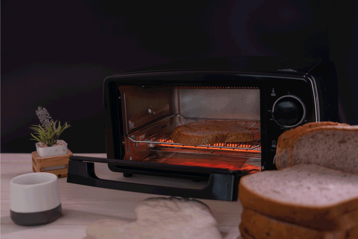 黑色微型电烤箱搭配全麦面包。Cuisinart烤面包机烤箱门问题-该怎么做＂width=