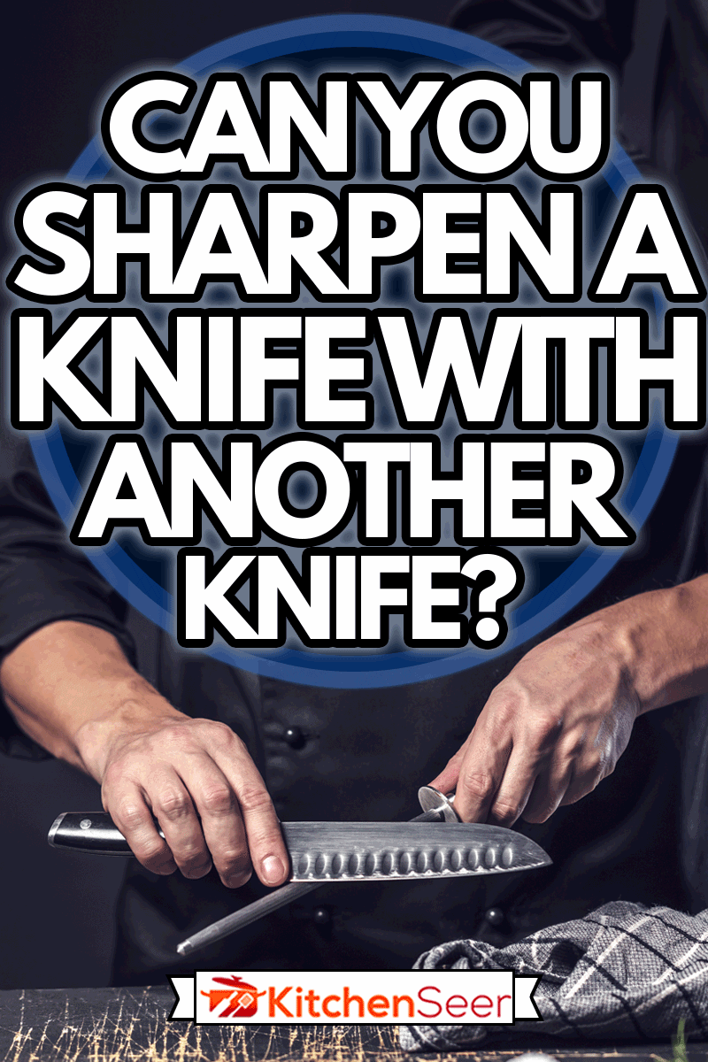 厨师拿着一把刀在深灰色的背景，你能磨另一把刀吗?
