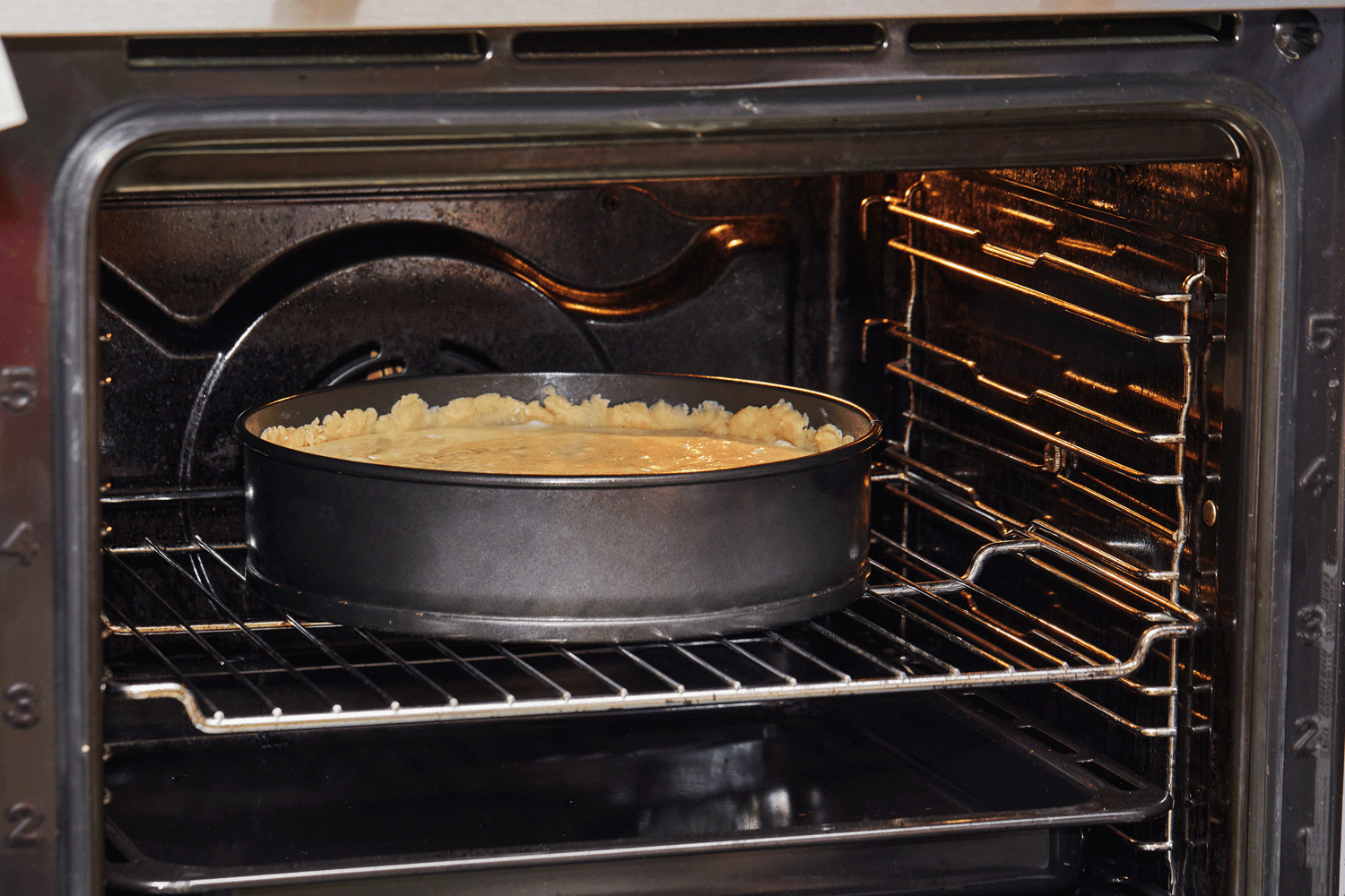 芝士蛋糕在烤箱里烘烤，菜谱从网上一步一步来。
