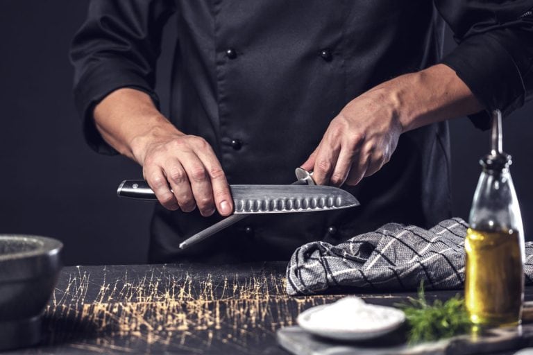 厨师烹饪对深灰色背景拥有一把刀