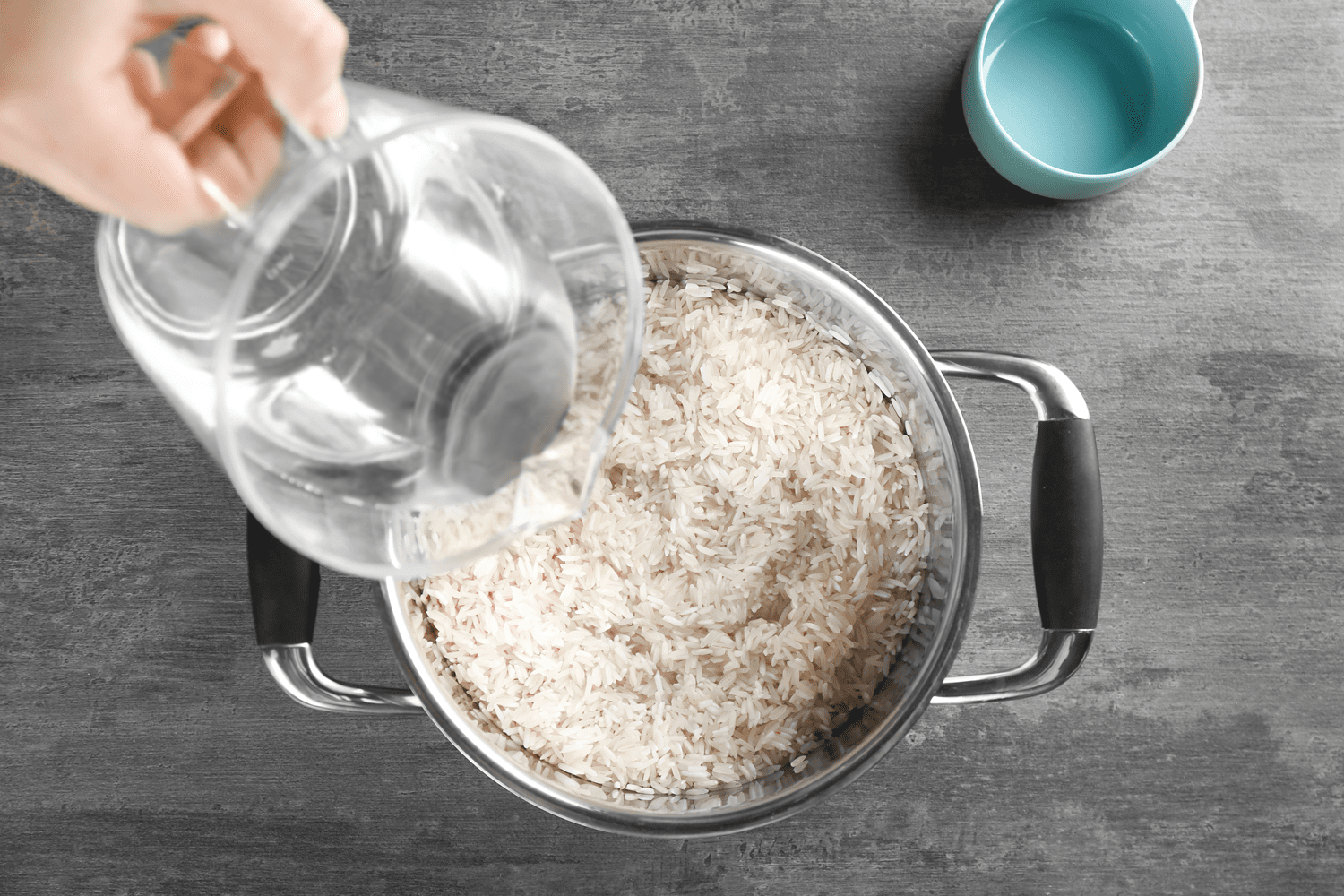 烹饪概念。在平底锅里倒入米饭