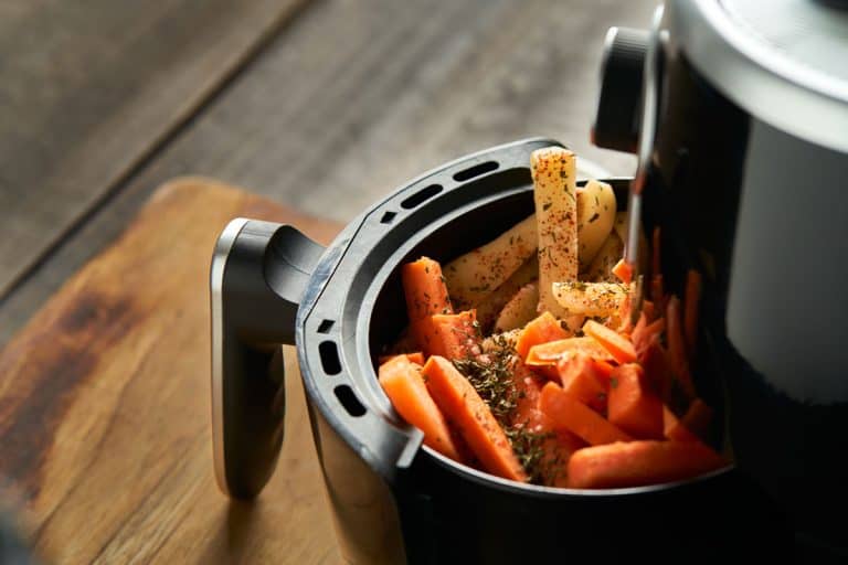 与香料煮土豆和胡萝卜条,空气炸锅,你必须翻转食物在一个空气炸锅吗?