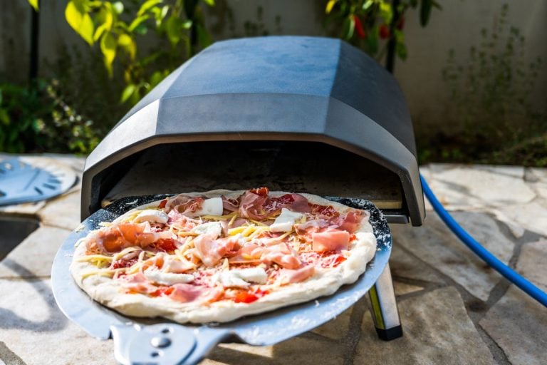 美味的披萨是烤箱烘烤炉为家里做的那不勒斯披萨,Ooni比萨饼烤箱可以使用在室内吗?