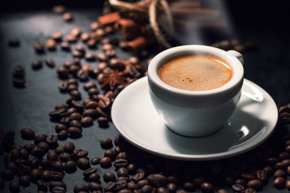 新鲜可口的意式咖啡加咖啡豆