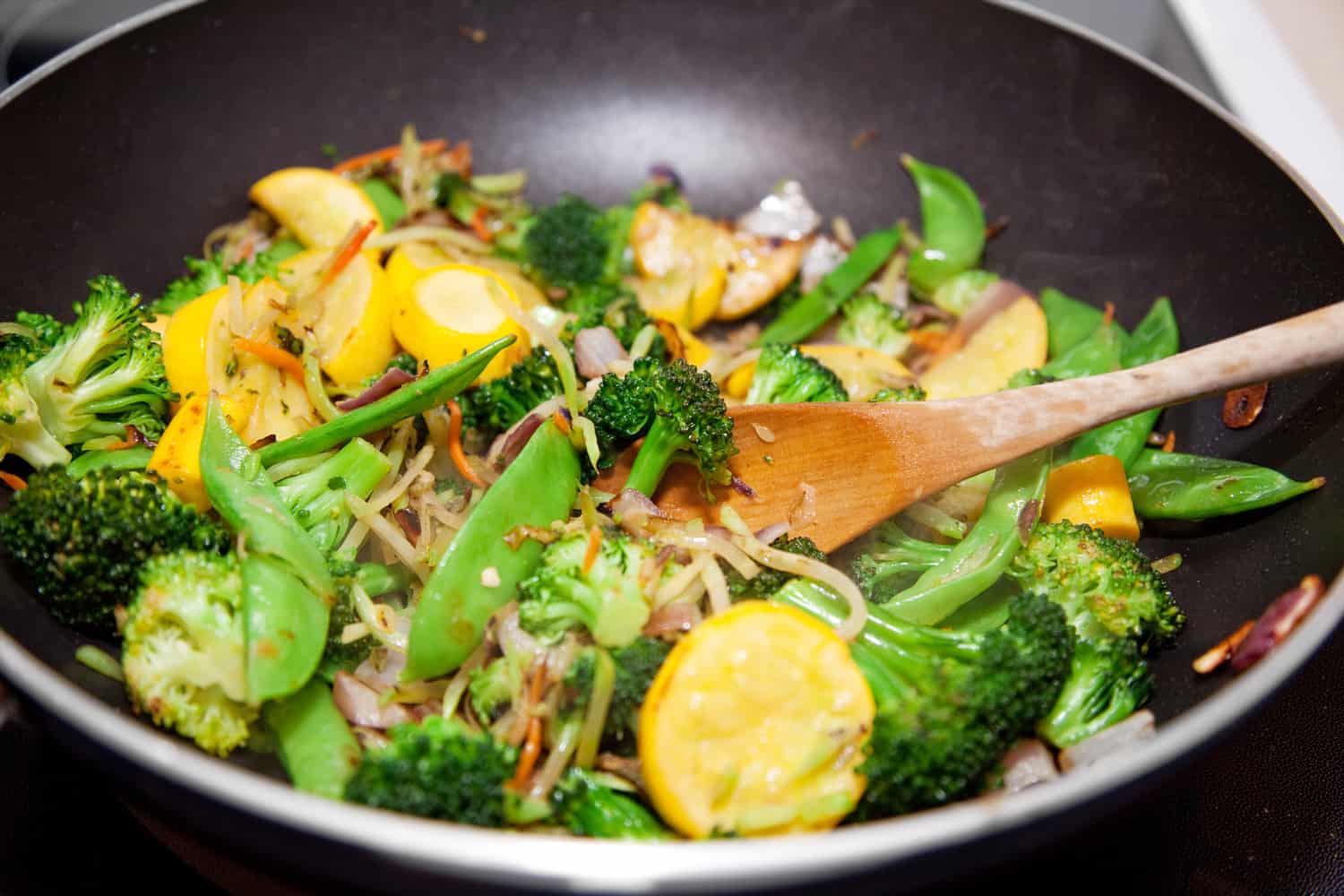 健康蔬菜用中式炒锅炒熟。