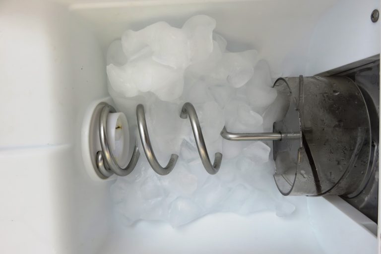 制冰机,门上还有冰水分送器行动——电冰箱工作台面制冰机故障排除指南