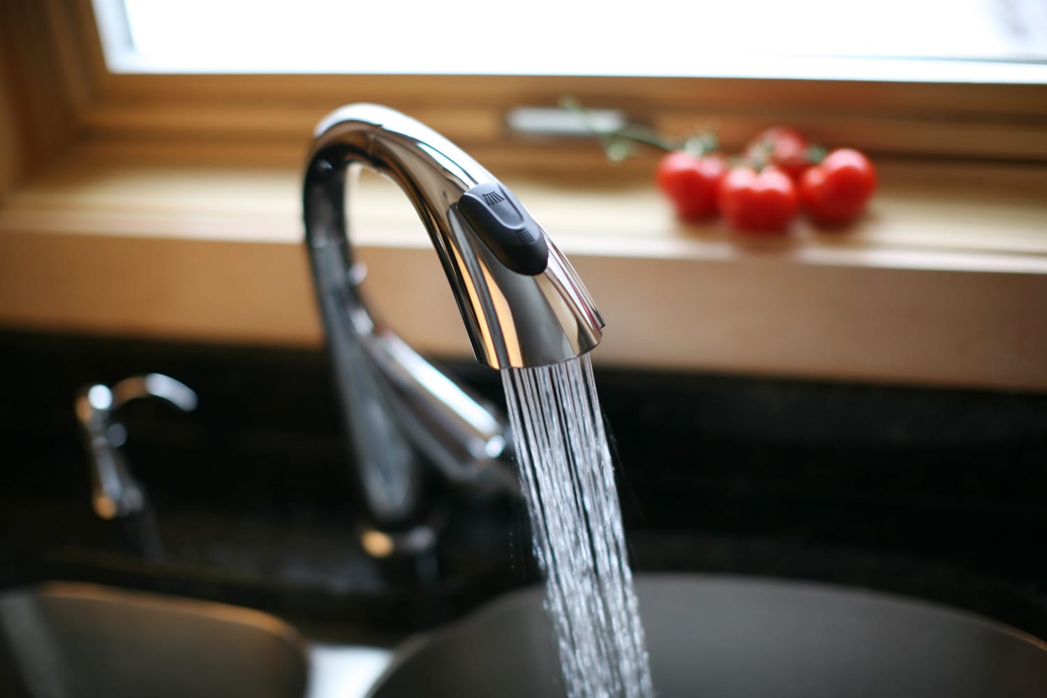 bd手机下载厨房水龙头喷新鲜,干净的冷水。