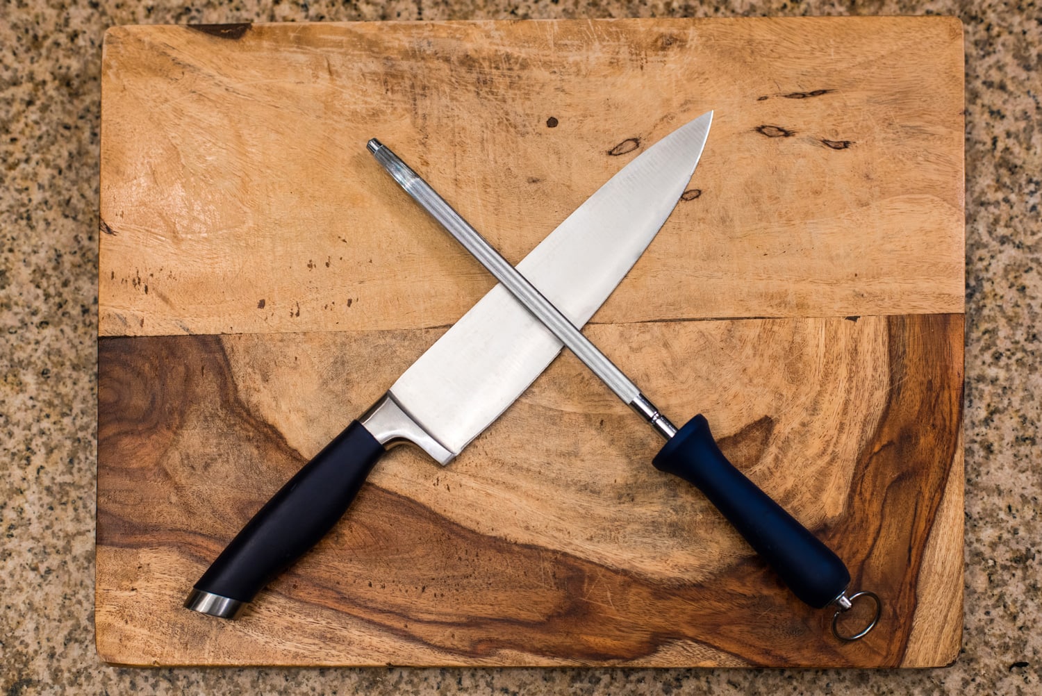 切菜板上的刀和磨刀器