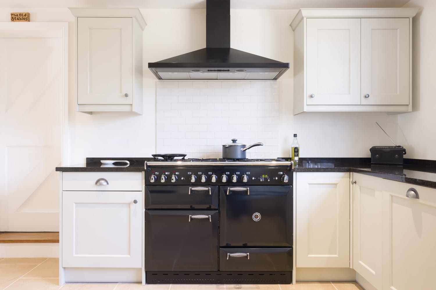 现代模块化厨房内部黑色和白色，bd手机下载带有炉灶和烟囱抽油烟机罩。
