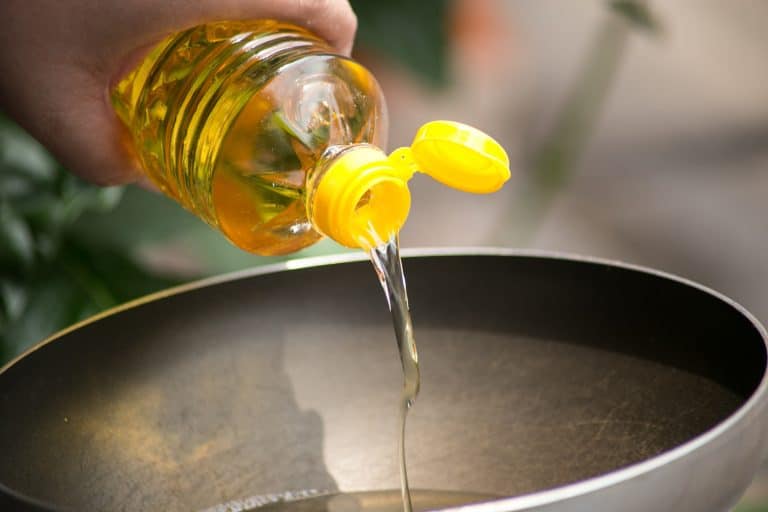 倒油在热锅里油炸食物——你可以用植物油代替橄榄油
