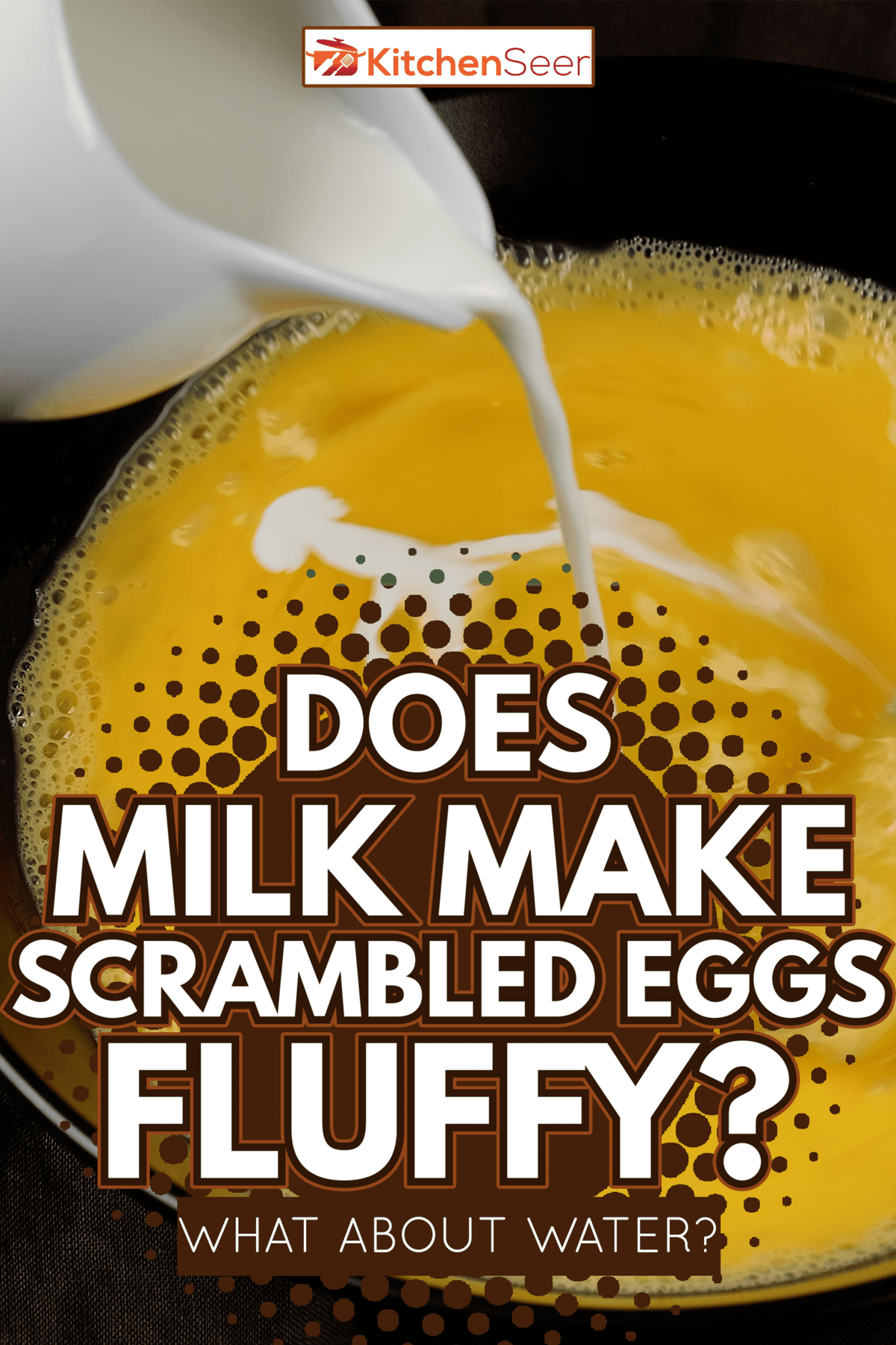 用叉子倒牛奶和搅拌鸡蛋。煮炒鸡蛋，煎蛋卷——牛奶会让炒鸡蛋变蓬松吗?水呢