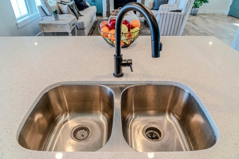 不锈钢水槽用两碗和黑色弯水龙头对水果篮子——如何疏通双没有垃圾处理的厨房水槽bd手机下载