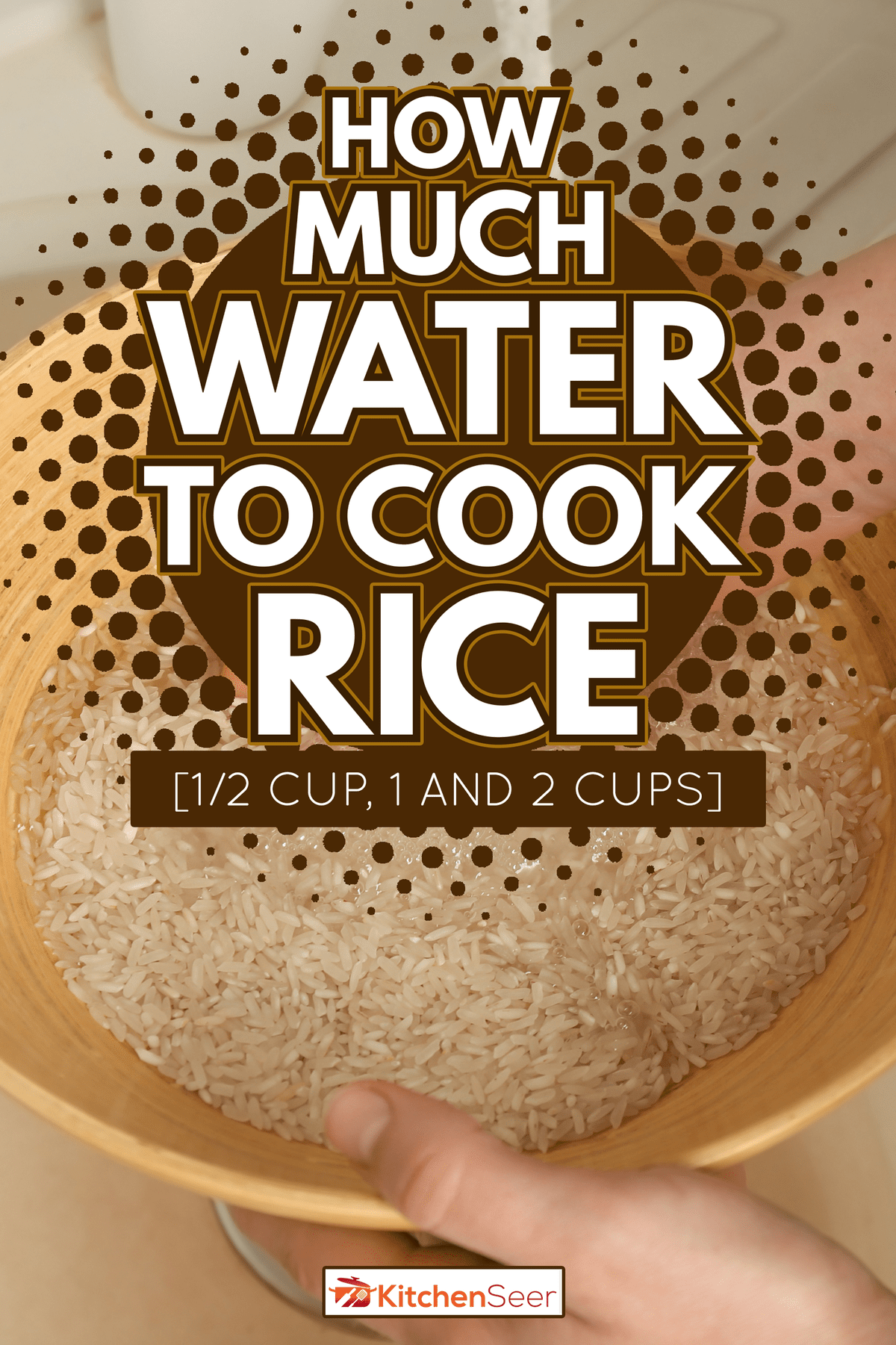 女人在流动的水下在碗里冲洗米饭-煮米饭要多少水[12杯，1和2杯]