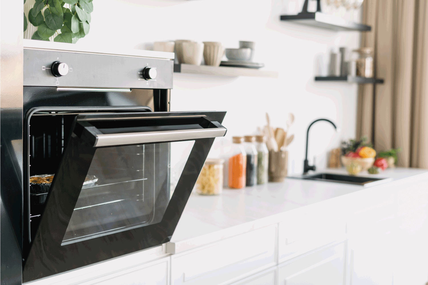 现代斯堪的纳维亚工作室风格的黑色开放式烤箱。当代白木家具和厨具bd手机下载＂width=