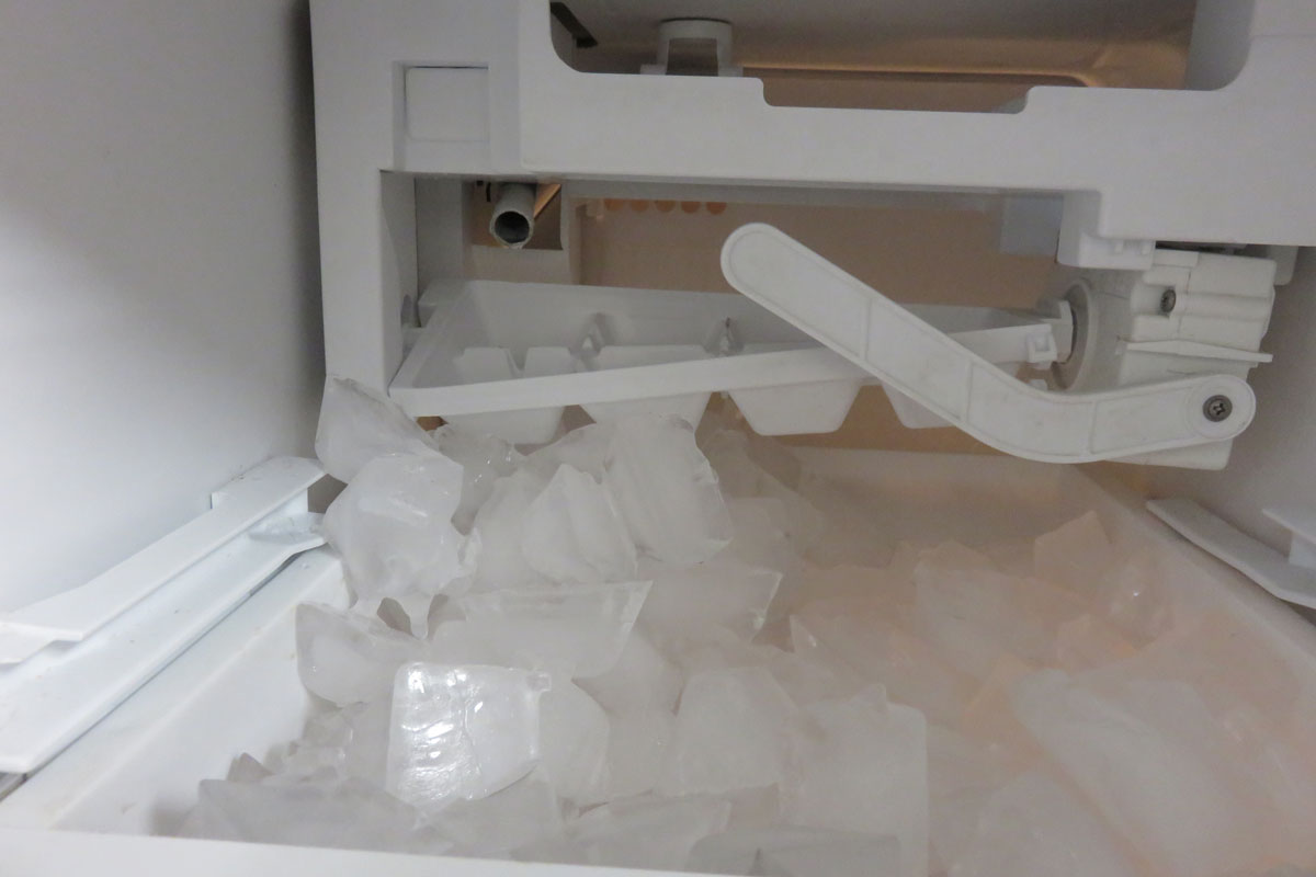冰箱里装满冰
