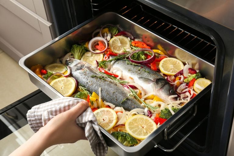 把一些鱼刚从冰箱里然后在烤箱熟它,你能把烤箱的冷菜?